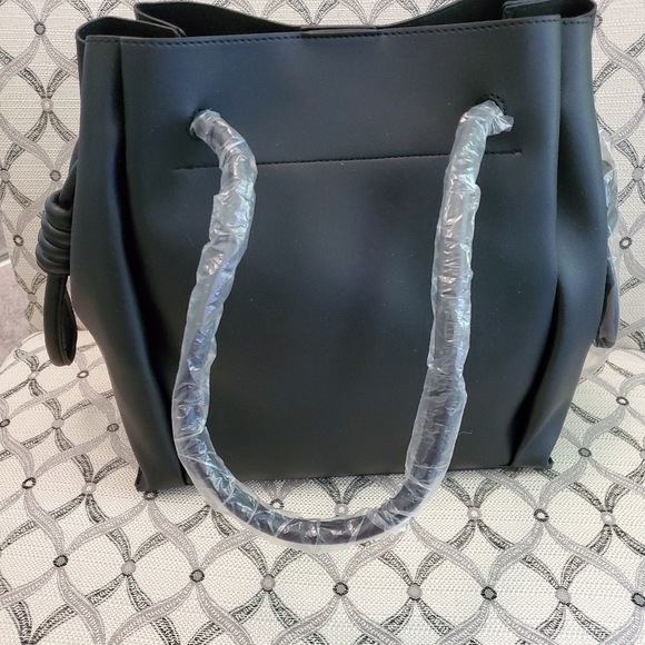 Black Drawstring Snap Closure Shoulder Handbag - Picture 2 of 7